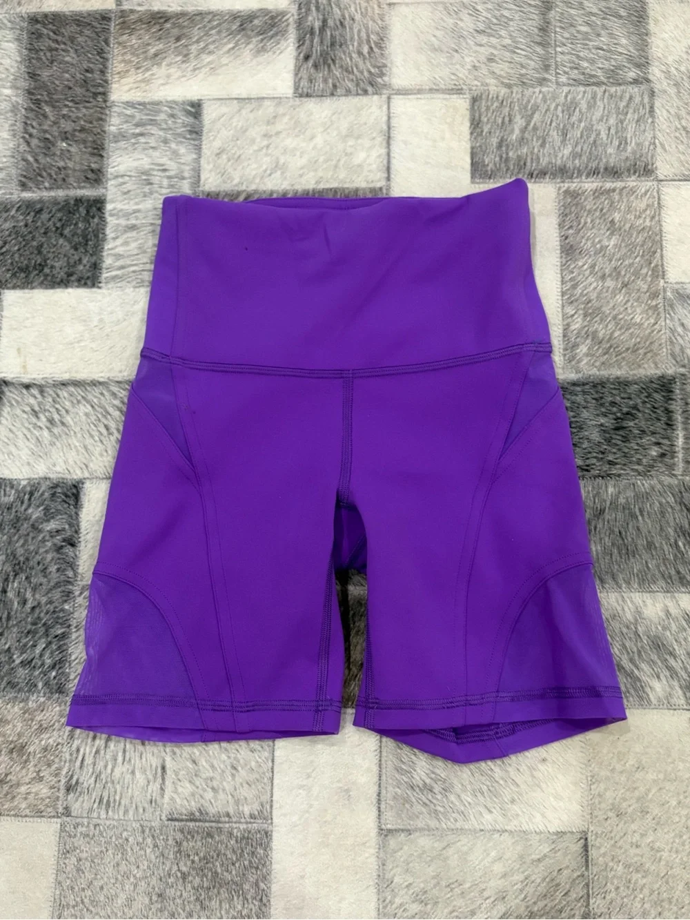 Lululemon Athletica Atomic Purple Wunder Train Mesh Panel Shorts size 0 like new